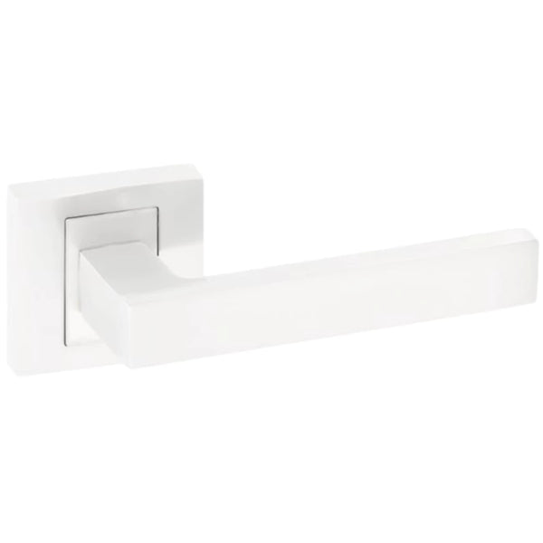 Strakke Kuchinox deurklink in mat witte afwerking, met een vierkant rozet van lichtgewicht aluminium. Perfect voor een modern interieur.
