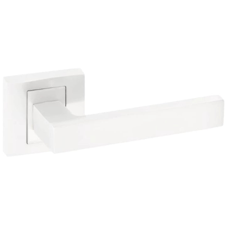 Strakke Kuchinox deurklink in mat witte afwerking, met een vierkant rozet van lichtgewicht aluminium. Perfect voor een modern interieur.